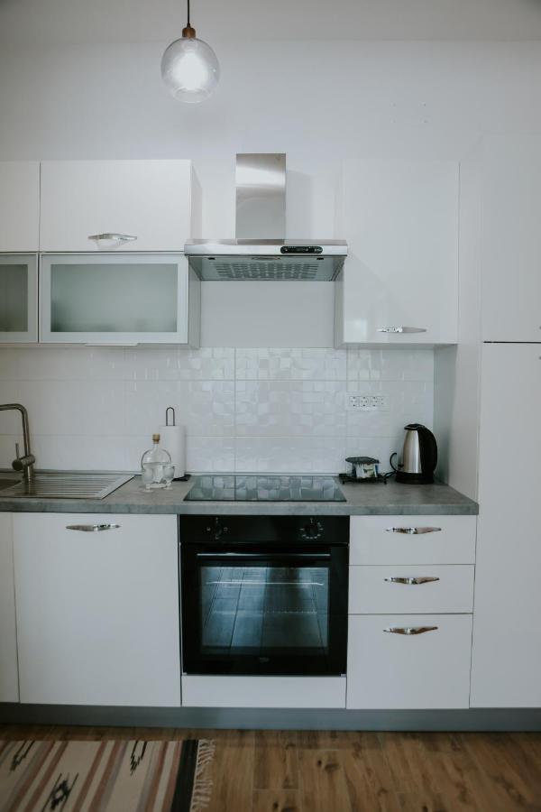Apartman Nikola กอสปิช ภายนอก รูปภาพ