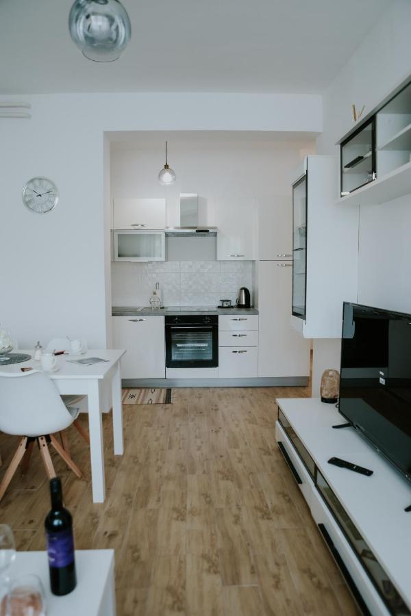 Apartman Nikola กอสปิช ภายนอก รูปภาพ