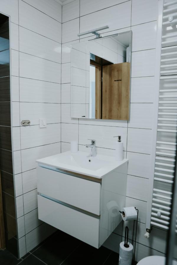 Apartman Nikola กอสปิช ภายนอก รูปภาพ
