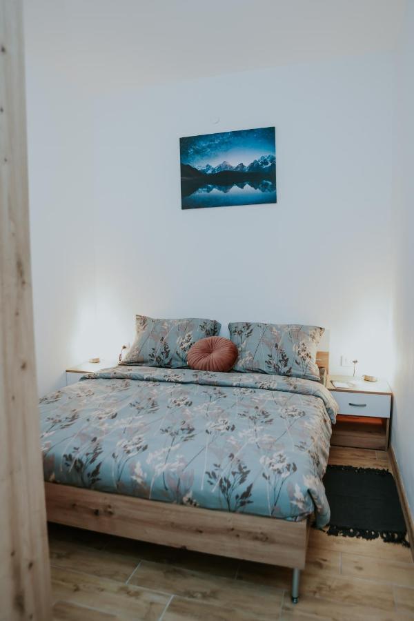 Apartman Nikola กอสปิช ภายนอก รูปภาพ