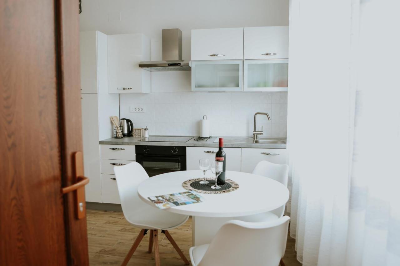 Apartman Nikola กอสปิช ภายนอก รูปภาพ