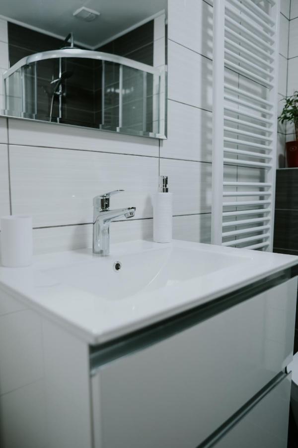 Apartman Nikola กอสปิช ภายนอก รูปภาพ